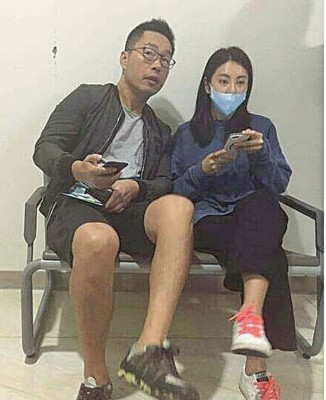 纵使以张雨绮发表结婚后不久,来网友在上海瑞金医院偶遇排队候诊的夫妻,男方正陪伴新婚妻子治疗膝盖。