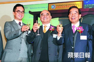 郑裕彤(右)与儿子郑家纯(中)及孙子郑志刚(左)出席周大福上市仪式时举杯庆祝。