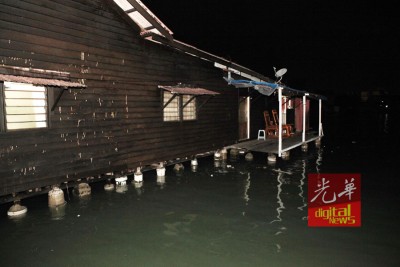 姓周桥并没遭潮水淹没,但水位上涨得近乎民宅水平。
