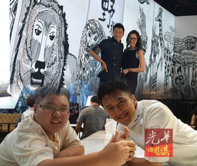 以8张30尺高及100尺长的非洲野生动物总员图画,作为《十二道锋味》背景图,令谢霆锋及杨紫琼赞叹不已。下图为因画而结缘的两人,谢文隆有幸品尝谢霆锋所炮制的美食。