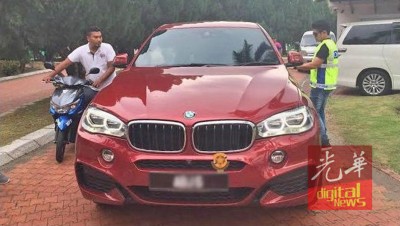 警官检查沙兹文之房车与摩托车。