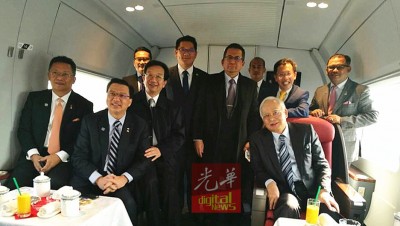 廖中来(盖者左2)当人口陪伴纳吉(盖者右1)随着中国高铁“和谐号”,经验京津线的高铁技术。盖者左1打凡阿都拉曼达兰以及黄惠康。立者右1打凡按照德利斯哈伦、沈桂贤以及阿末拉兹夫。