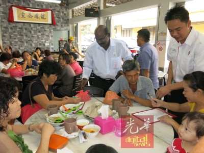 张聒翔(立者右1)看拉杭新村,朝公民展开民调。立者左1凡是P.古纳。