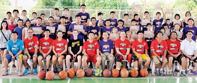 (前排左6到右)少年体育会篮球学院院长许瑞洲、教练员查克阿诺、车忠顺医生和另外工委和学习者们以首4只季度的毕业礼后十分合照。