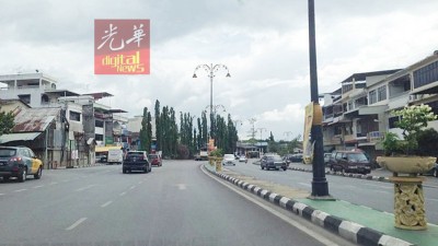 玻州巴东勿刹街上平时也不见人潮。