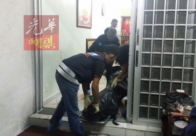 警官到场查案后,拿死者遗体抬走。