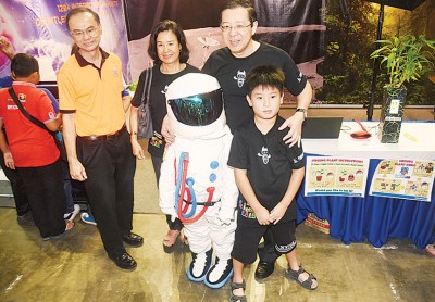 林冠英夫妇带着幼儿与小小太空人合照。