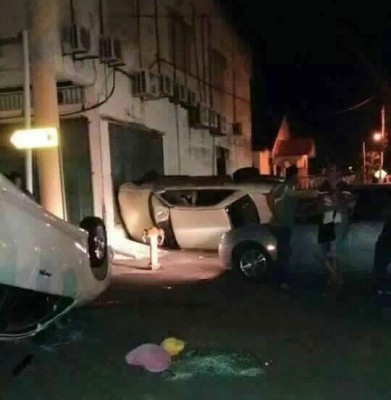 气群众推翻东主的3部小轿车,发不满。