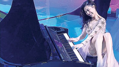 李施嬅弹琴表情激动。