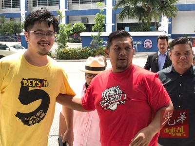 拿督阿曼(中)获释后开心和李存孝(左)拍照。