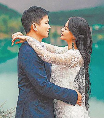 刘香慈和老公在云南玉龙雪山国家公园内的蓝月谷拍唯美婚纱。