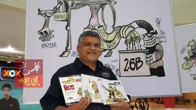 面对9项煽动罪名的大马著名政治漫画家祖纳展示其漫画作品。