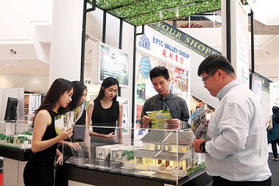 北海威利控股集团的职员向一群前来参展的读者介绍该集团的数个发展项目。