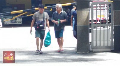 阳死者父亲(右)当人口做领尸手续后距太平间。