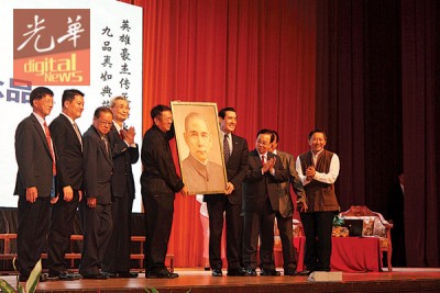 李金友(左5由)遗孙中山画像予马英九。左4也张文强,右1也祝家华。