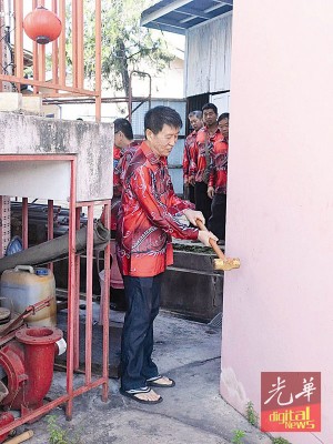 巴东勿刹福德祠理事长manbext体育平台主持礼堂动土礼仪式。