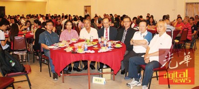 B礼堂筵开20多席,主桌嘉宾左起是槟榔屿黄氏宗祠总务思来、槟城江夏堂黄氏宗祠代表根发、槟城江夏堂黄公司代表炳昆、宝兴、振鑫、大山脚黄氏江夏堂会员炎发、槟榔屿黄氏宗祠副总务培昆。