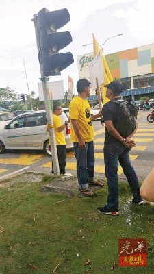 张国明等人在路旁站岗,受到两人吐口水侮辱。