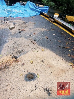 水池路路面上起多只亏损,相信是关于当局以测试土质而钻开的亏损。
