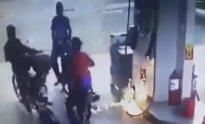 加油枪起火,吓得少年加油枪抛在本地,泼到地方的汽油也于火。