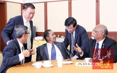 朝野议员在议会厅外交流,左起为莫哈末拉昔、林峰成、沙希淡、曹观友及再也巴兰。