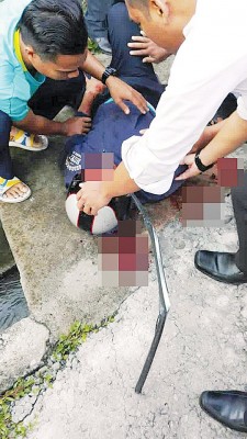 1骑士颈项遭铁支插入,情况严重。