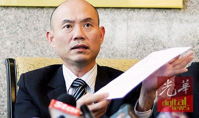 林立迎于国会走廊召开记者会,举报国会官员索贿事件。