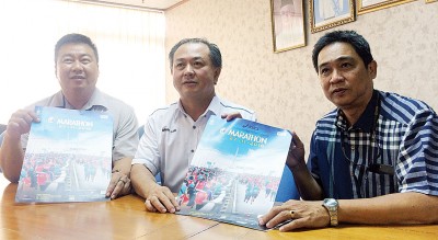 罗兴强(中)欢迎摄影发烧友踊跃参与今年新增的“槟州国际马拉松赛”摄影比赛。