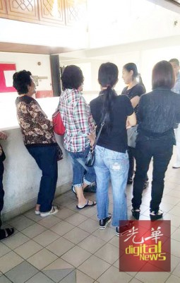许多不知情民众因身穿牛仔裤入庭听审被庭警赶出庭外。
