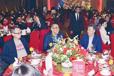 胡亚桥(左起)、沙烈赛益和黄振威在晚宴上交谈。