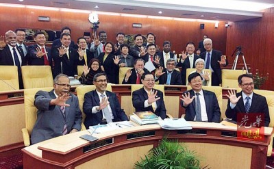 希联自308执政槟州后再度创下新纪录,首度在槟州立法议会中“停钟”挑灯至凌晨1时左右,以完成当天所有议程。