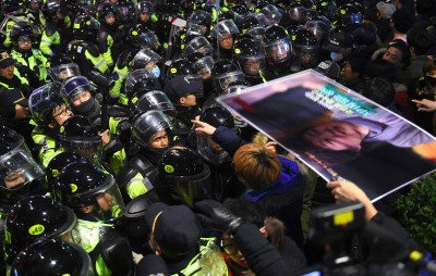 企图突破封锁线的示威民众与镇暴警察对峙。(法新社照片)