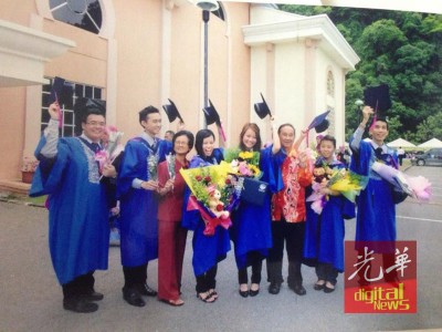 谊子谊女的大学毕业典礼,傅清花与丈夫饶启发都会出席,并与谊子谊女拍下抛四方帽的照片。