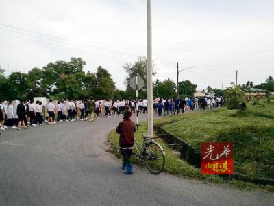大批学生与亲属出席这名学生的举殡。(照片取自家属脸书)
