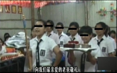 左坤被信徒们称为“老爸”\
