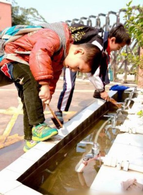 学生养成自己动手洗鞋的好习惯。