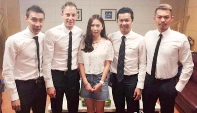 林丹绯闻对象李智(中)与昔日羽坛男单四大天王合照。