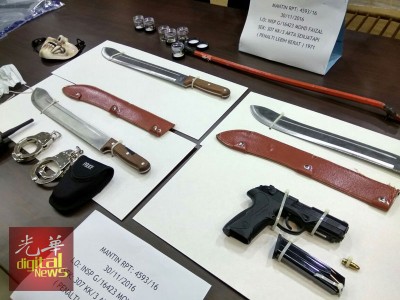 警方在匪车后车厢搜获干案工具,包括巴冷刀及手铐。