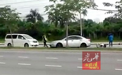 疑是匪徒的男子乘车途中,与迎面车道的摩托车发生碰撞,过后弃车逃走。