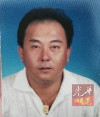死者康豪强(译音)遗照。