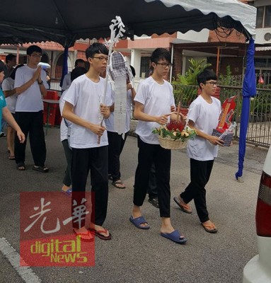 3名儿子随着灵车送父亲最后一程。