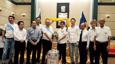 传钟万里行交接仪式在合艾皇冠酒店大礼堂举行。左2起蓝武昌、余维智、林玉书、周昌江,右起陈芳明、陈振南、符有进、杨金龙与柯明和。