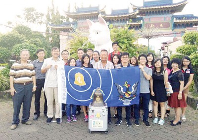 砂拉越锺灵校友与铜钟在古晋浮罗岸留影。