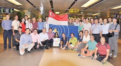 新加坡樟宜机场迎接百年校庆纪念铜钟。