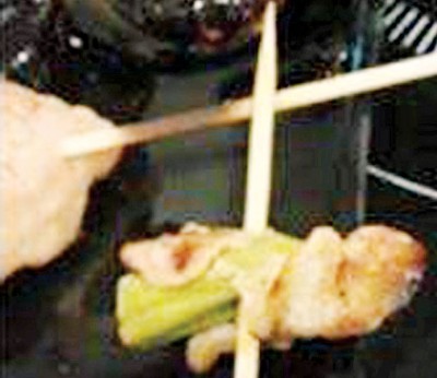 阳技师吃了串烧之后,顿时感到喉咙刺痛。