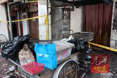店长在后头走进灾区寻找剩下的物品,席卷弥勒佛像。