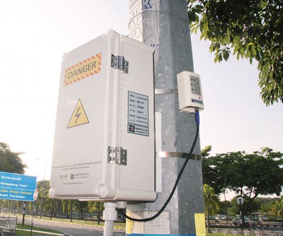 安装在灯柱的感应器具备实时监控、调节灯光及收集环境数据的功能。