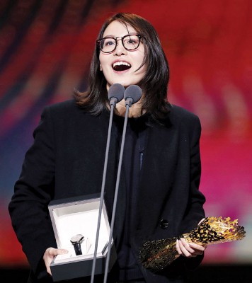 傅园慧没有像很多女运动员那样穿长裙领奖,她选择了帅气的中性长裤。