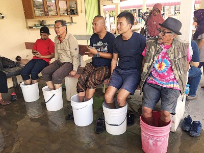 大直弄温泉泡脚是许多旅客双脚走累了最佳休息点。