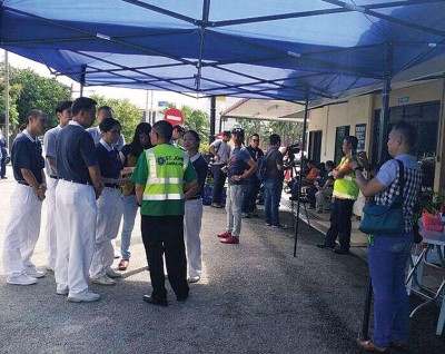 7名慈济志工在麻坡法蒂玛专科医院守候,随时为伤者及家属提供援助。